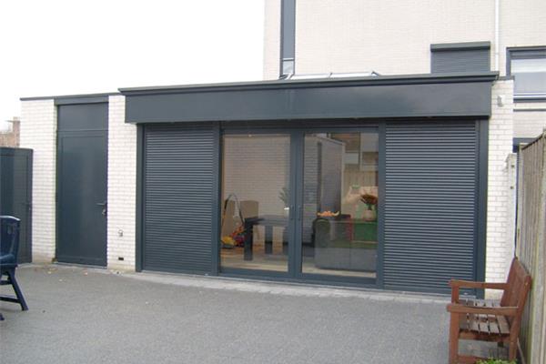 Aanbouw voorzien van rolluiken